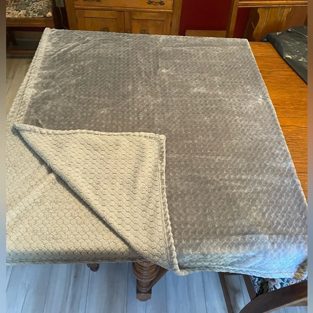 Luxurious Gray Throw Blanket